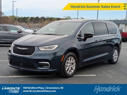 Used 2025 Chrysler Pacifica Select