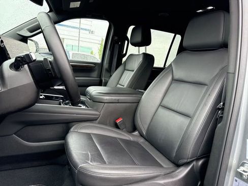Used 2025 Chevrolet Suburban Z71 AWD/4WD image 11