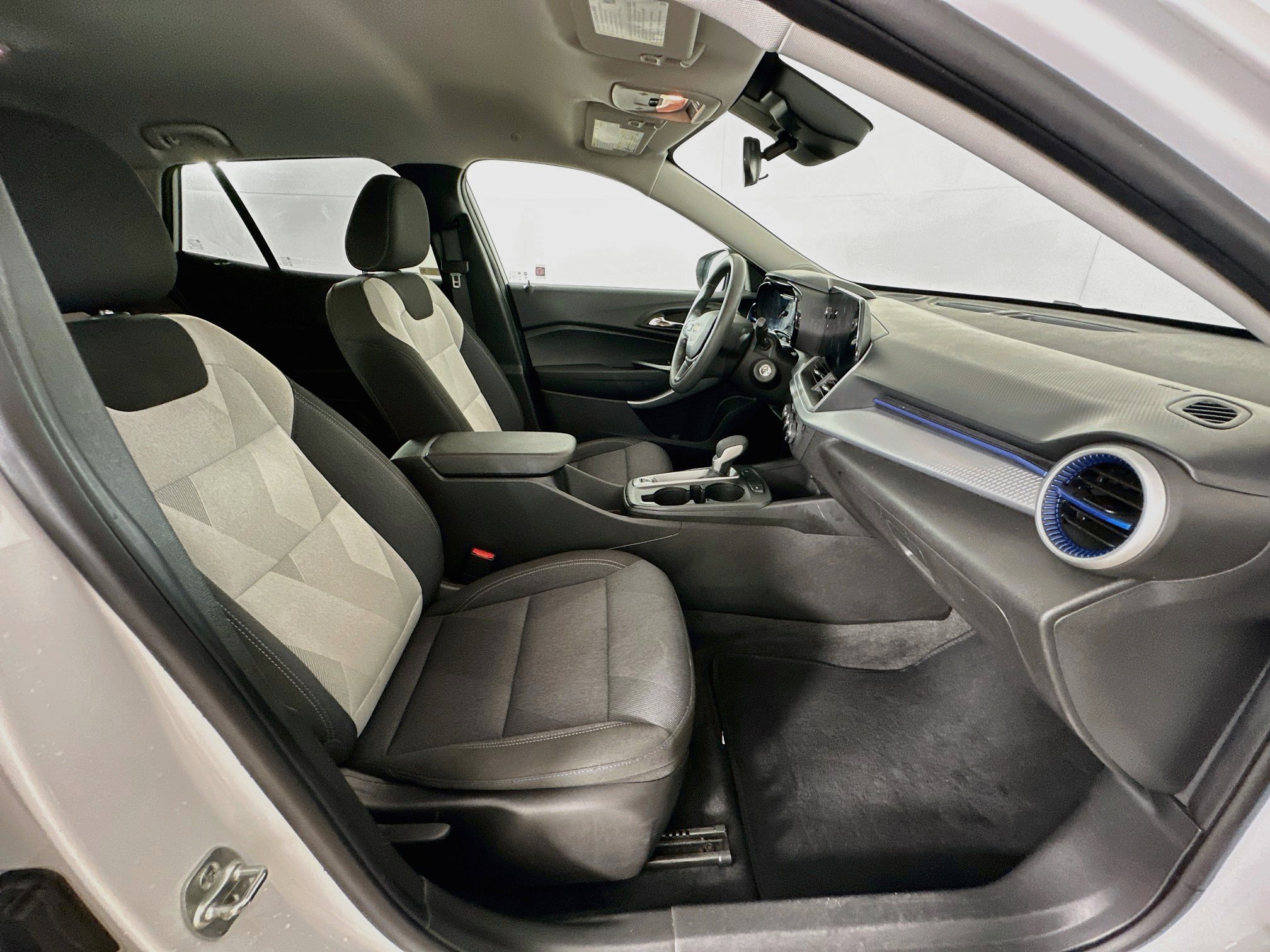 Used 2025 Chevrolet Trax LS FWD image 30