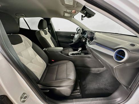 Used 2025 Chevrolet Trax LS FWD image 30