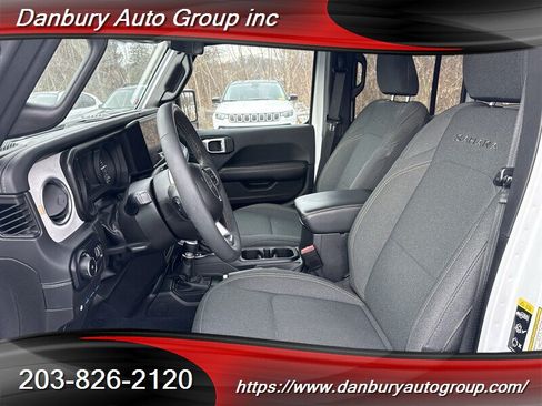 Used 2024 Jeep Wrangler Unlimited Sahara AWD/4WD image 9
