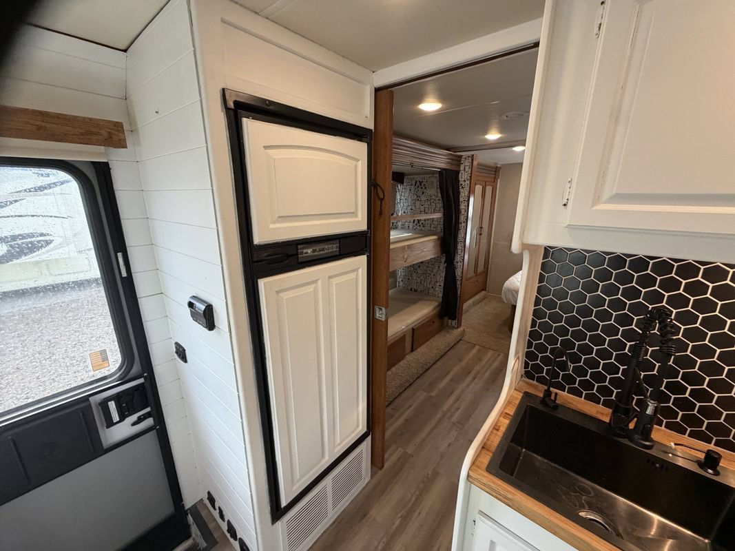 Used 2016 Ford E-450 and Econoline 450 Super Duty w/ Motorhome Prep Package RWD image 20