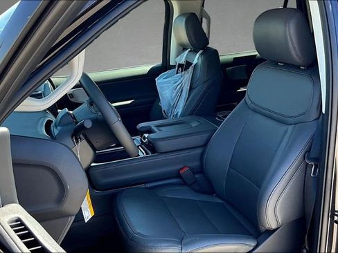 New 2026 Ford Expedition Active image 9