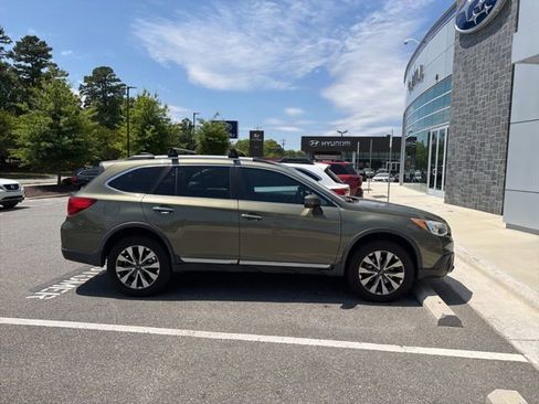 Used 2017 Subaru Outback 3.6R Touring AWD/4WD image 4