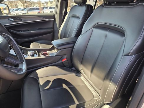 Used 2025 Jeep Grand Cherokee Limited AWD/4WD image 22