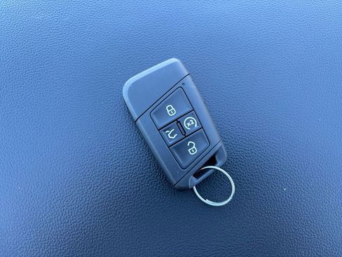 Used 2025 Volkswagen Taos SE image 33