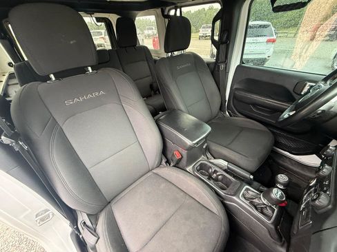 Used 2018 Jeep Wrangler Unlimited Sahara AWD/4WD image 6