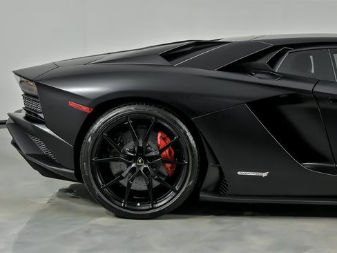 Used 2018 Lamborghini Aventador S image 14