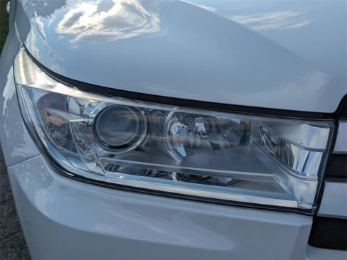 Used 2019 Toyota Highlander LE image 10