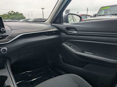 Used 2025 Nissan Altima 2.5 SV FWD image 15