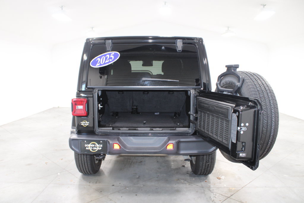 Used 2025 Jeep Wrangler Unlimited Sahara AWD/4WD image 29