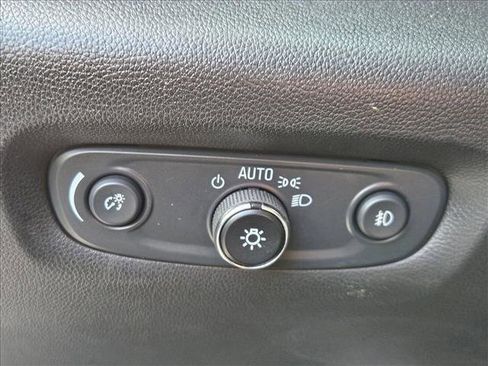 Used 2021 Chevrolet Traverse LT image 6