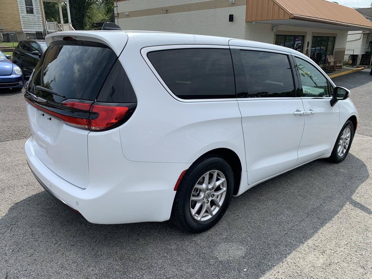 Used 2023 Chrysler Pacifica Touring-L FWD image 5