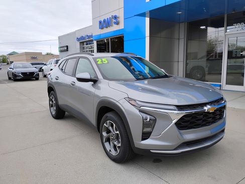 Used 2025 Chevrolet Trax LT w/ Driver Confidence Package FWD image 3