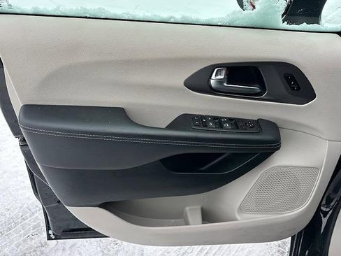 Used 2023 Chrysler Pacifica Touring-L image 16