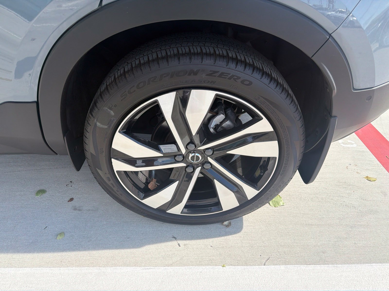 Used 2023 Volvo XC40 B4 Plus w/ Driver Assist Package FWD image 11