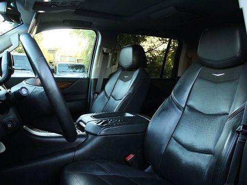 Used 2017 Cadillac Escalade ESV Premium Luxury RWD image 8
