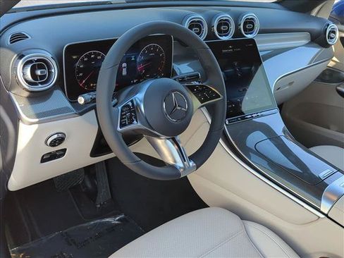 Used 2026 Mercedes-Benz GLC 300 image 3