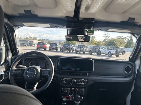 Used 2025 Jeep Wrangler Unlimited Rubicon image 12