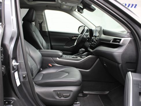 Used 2021 Toyota Highlander XLE AWD/4WD image 30