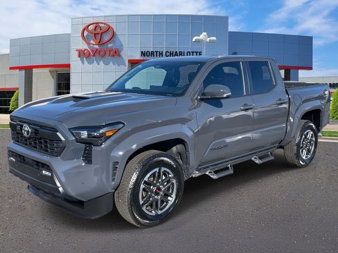 Used 2025 Toyota Tacoma TRD Sport w/ TRD Sport Upgrade Package image 4