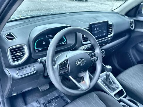 Used 2025 Hyundai Venue SE FWD image 13