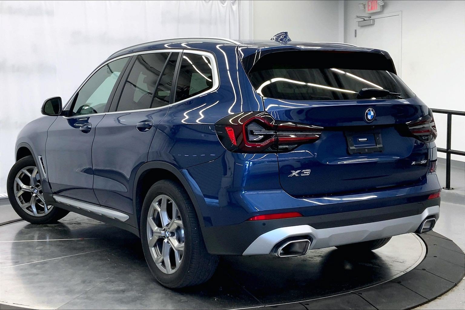 Used 2023 BMW X3 xDrive30i w/ Premium Package AWD/4WD image 3