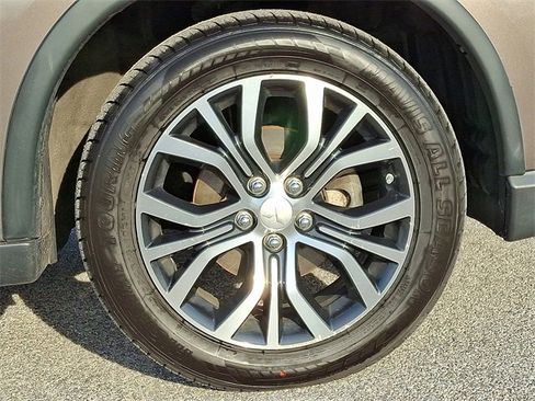 Used 2017 Mitsubishi Outlander SEL image 11