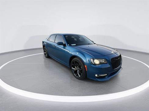 Used 2023 Chrysler 300 Touring L w/ Comfort Group image 2