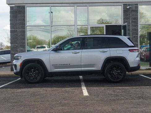 Used 2024 Jeep Grand Cherokee Altitude image 5