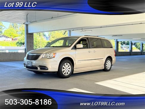 Used 2013 Chrysler Town & Country Touring FWD image 10