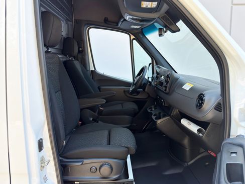 Used 2023 Mercedes-Benz Sprinter 2500 image 13