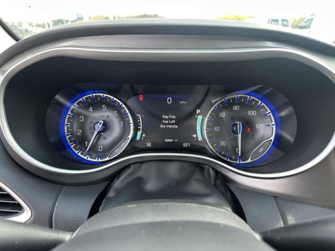 Used 2024 Chrysler Pacifica Touring-L FWD image 28