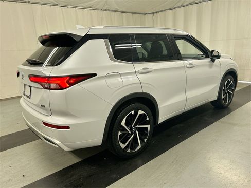Used 2022 Mitsubishi Outlander SEL image 2