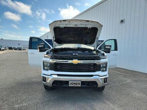 Used 2024 Chevrolet Silverado 2500 LT AWD/4WD image 13