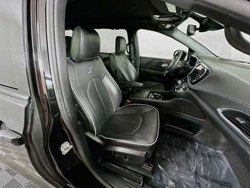 Used 2025 Chrysler Pacifica Limited image 38
