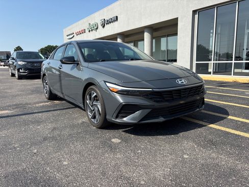 Used 2025 Hyundai Elantra Sport FWD image 3