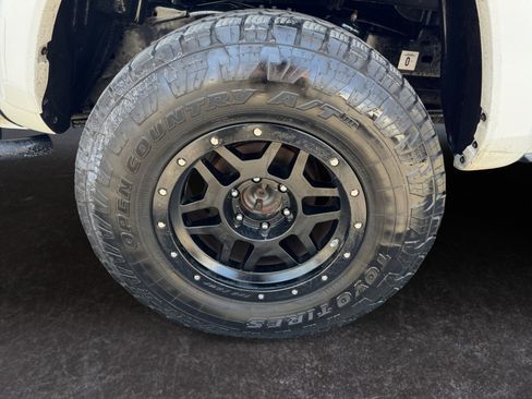 Used 2017 Toyota Tacoma SR5 w/ Tow Package RWD image 14