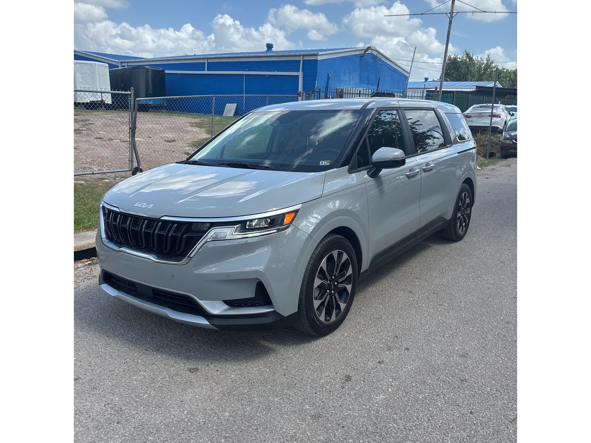 Used 2024 Kia Carnival EX FWD image 2