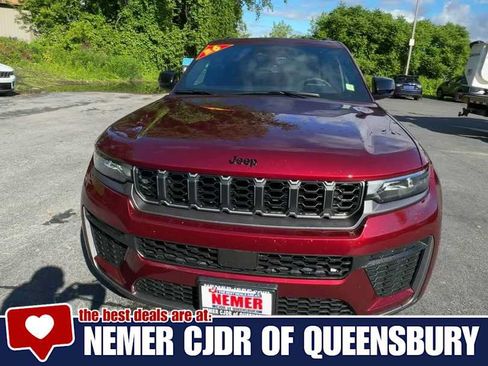 Used 2026 Jeep Grand Cherokee Altitude AWD/4WD image 3