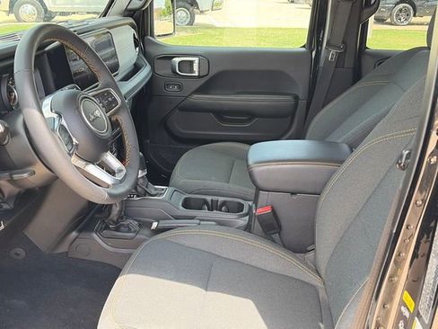 Used 2025 Jeep Wrangler Sahara image 17