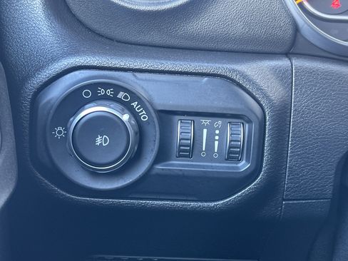 Used 2018 Jeep Wrangler Unlimited Sahara image 11