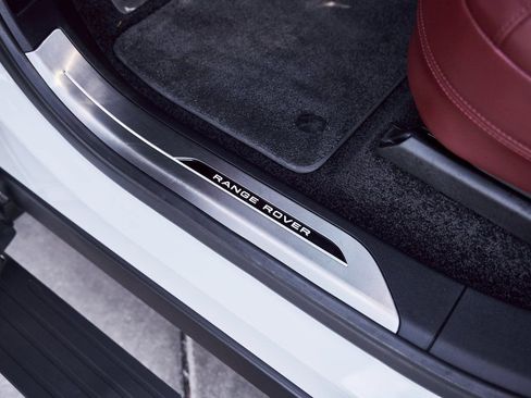 Used 2025 Land Rover Range Rover SE image 35