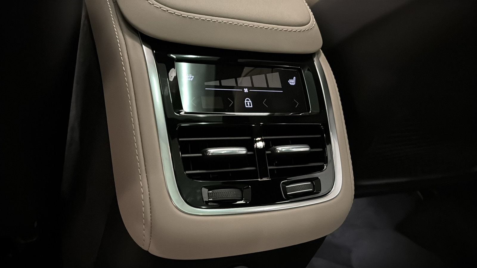 New 2026 Volvo XC90 T8 Plus w/ Protection Package Premier AWD/4WD image 28