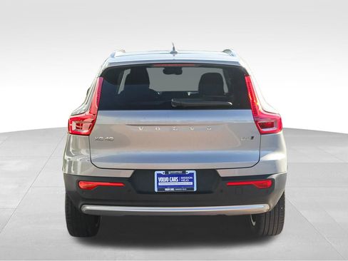 Used 2025 Volvo XC40 B5 Plus image 8