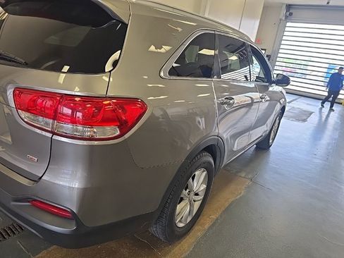 Used 2017 Kia Sorento LX w/ LX Convenience Package AWD/4WD image 6