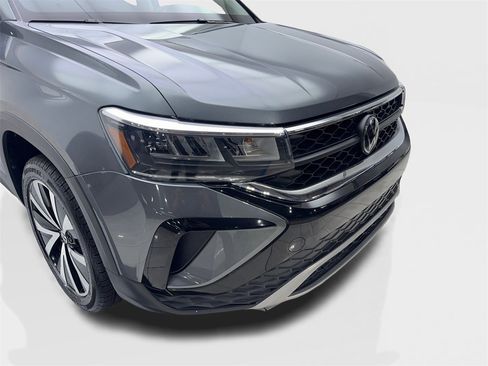 Used 2024 Volkswagen Taos SE image 17