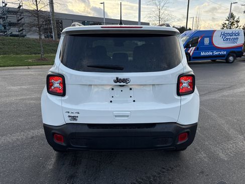 Certified 2023 Jeep Renegade Latitude w/ Premium Group image 8