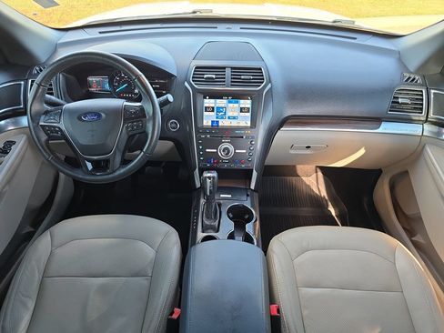 Used 2018 Ford Explorer Limited w/ Equipment Group 301A FWD image 9