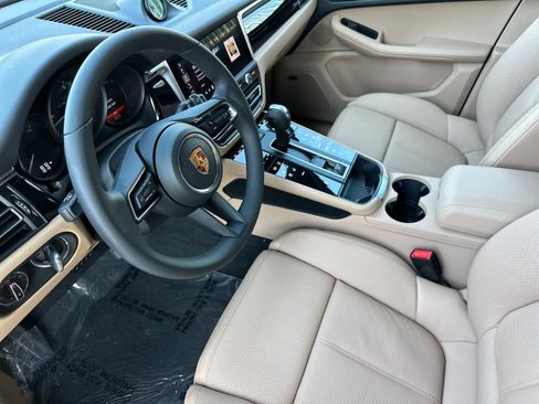 Certified 2026 Porsche Macan AWD/4WD image 4